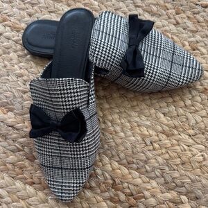 Urban Outfitters women’s size 8 houndstooth bowtie mule slide